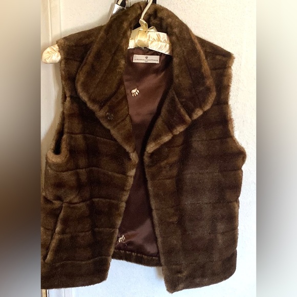 La Maison de la Fausse Fourure Vest - Picture 1 of 1